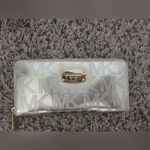 (SOLD)Michael Kors Jet Set Travel Continental Pale Gold Mirror Zip Around Wallet
